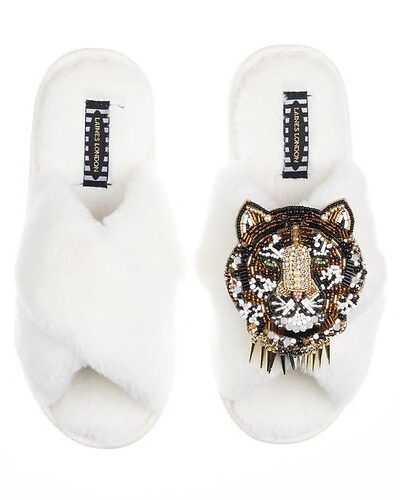 Classic Laines Slippers With One Brooch