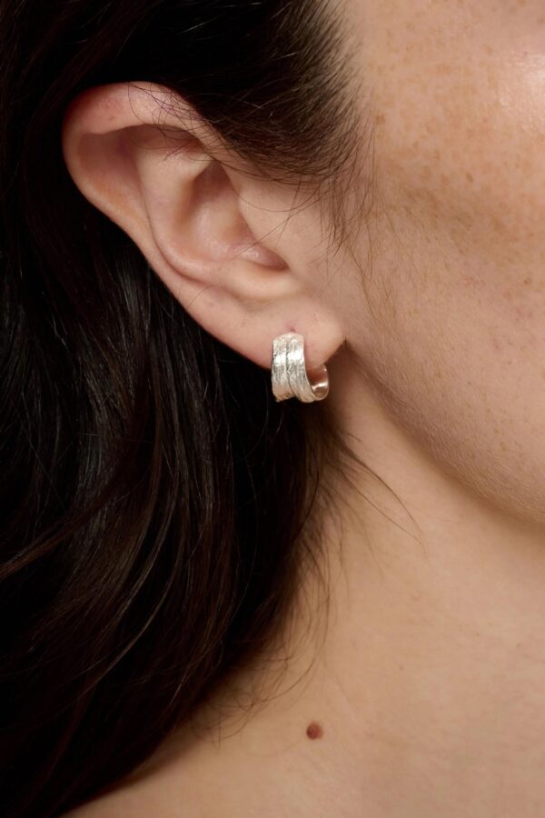 Fold Textured Chunky Hoop Earrings - Image 3