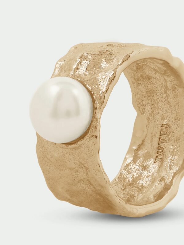 Iris Freshwater Pearl Ring